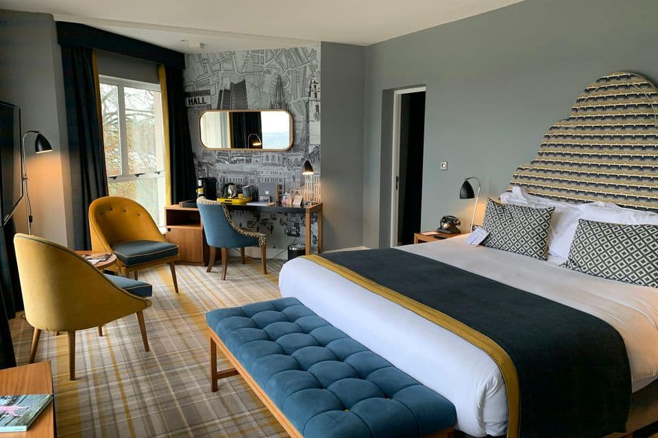 Chambre privilège avec lit king size et grande fenêtre