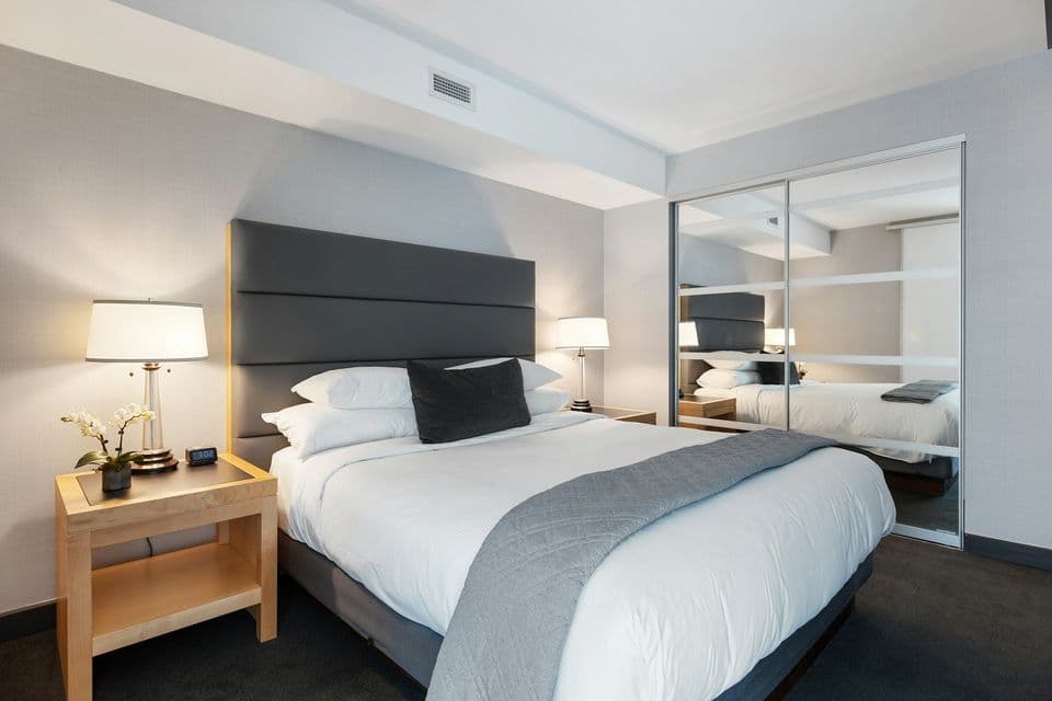 Chambre simple avec lit une place et fauteuil