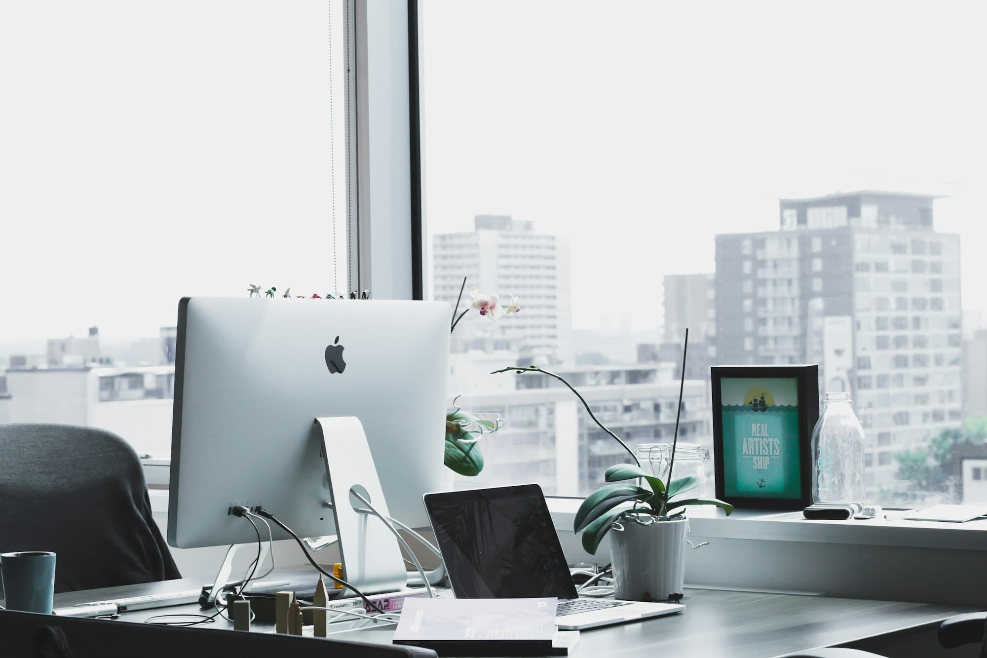 Espace de travail partagé avec grandes tables
