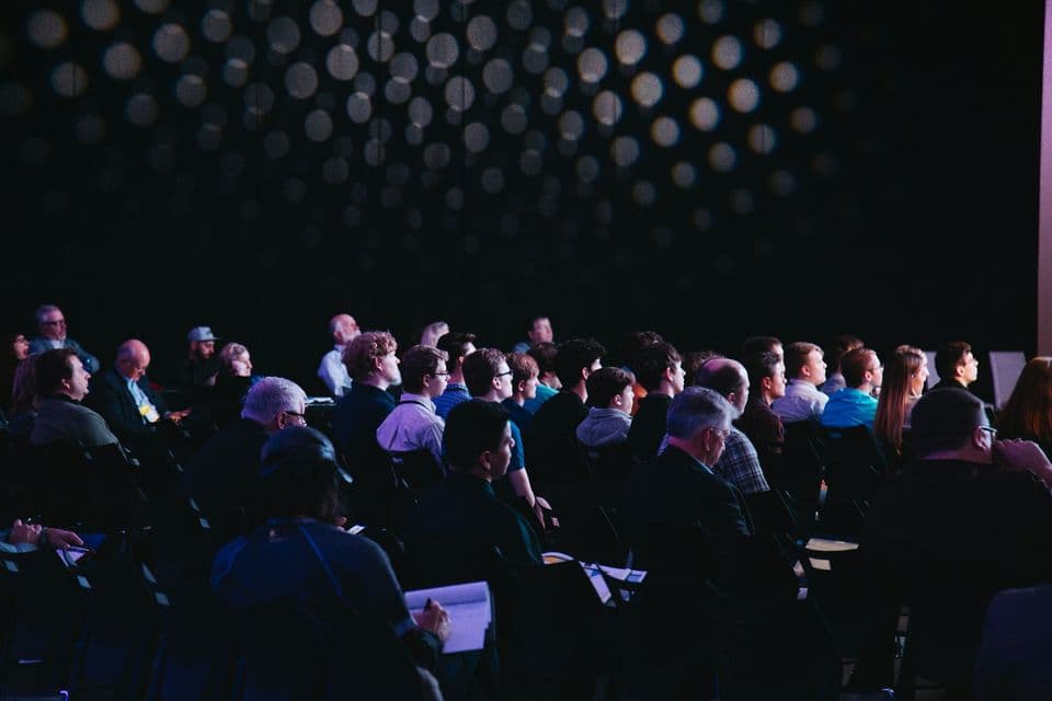 Participants en séminaire dans une salle claire