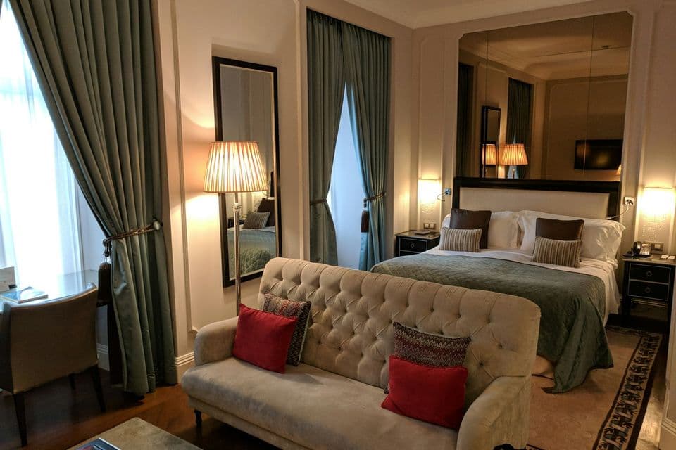 Comptoir de réception en bois clair de l'hôtel