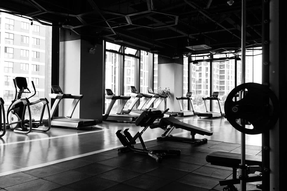 Petite salle de fitness équipée