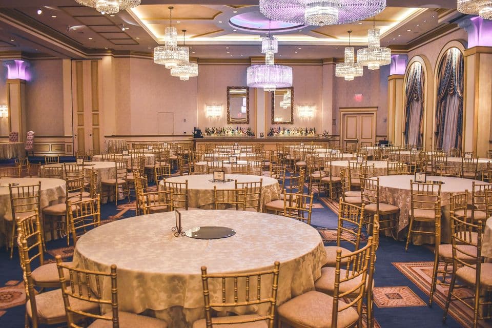 Salle de réception dressée pour un cocktail