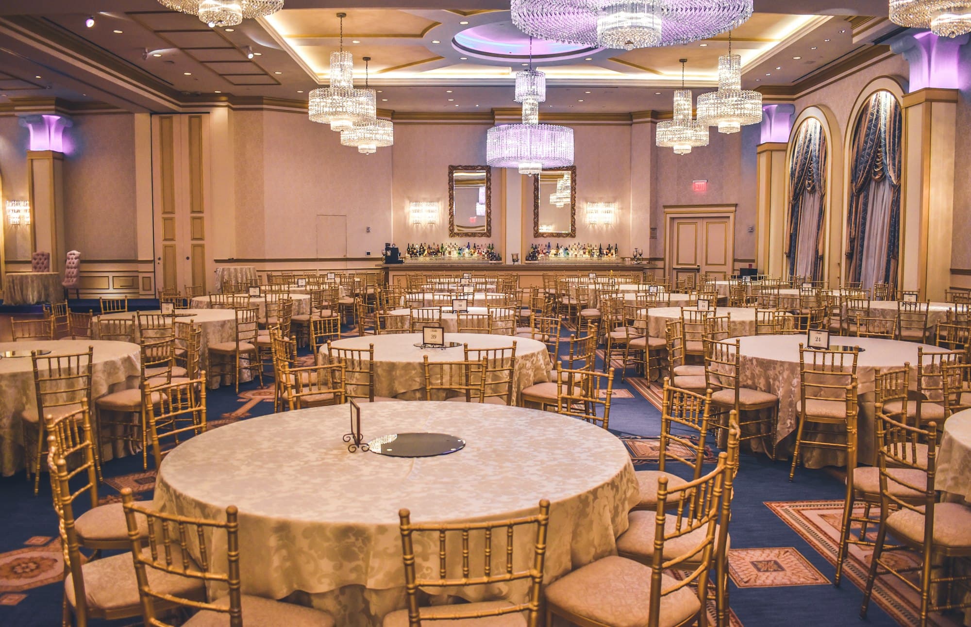 Salle de réception dressée pour un cocktail