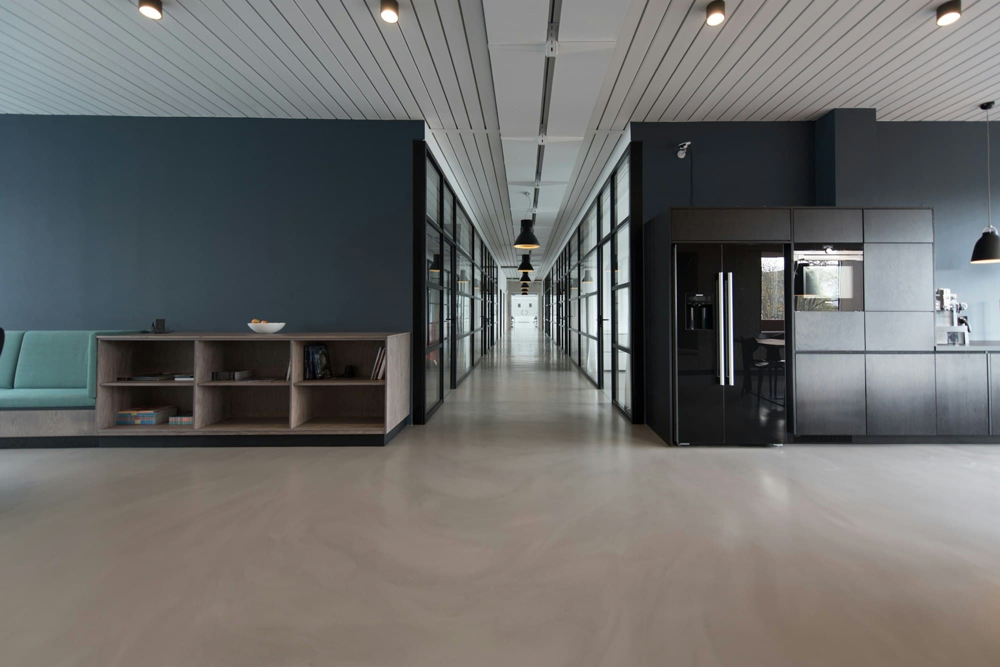 Salle de conseil avec grande table ovale