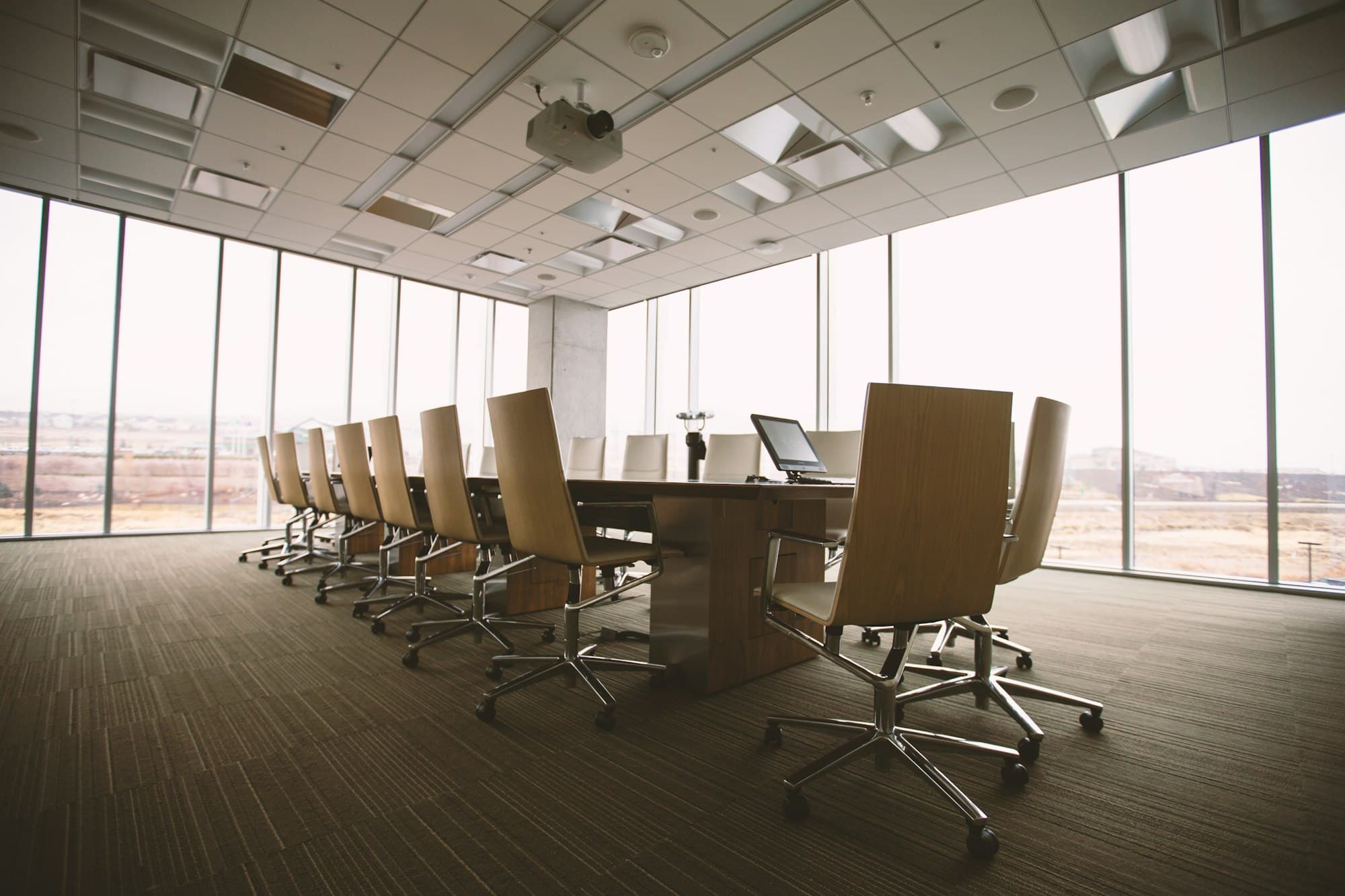 Salle de réunion disposée en U face à un écran