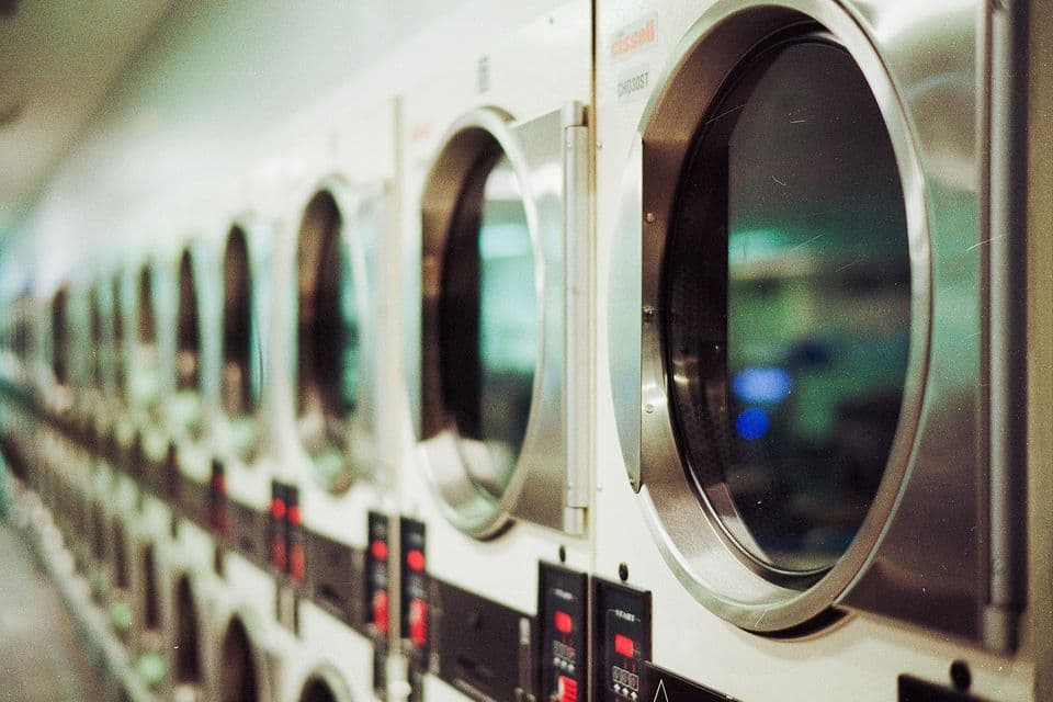 Linge repassé et plié sur un présentoir