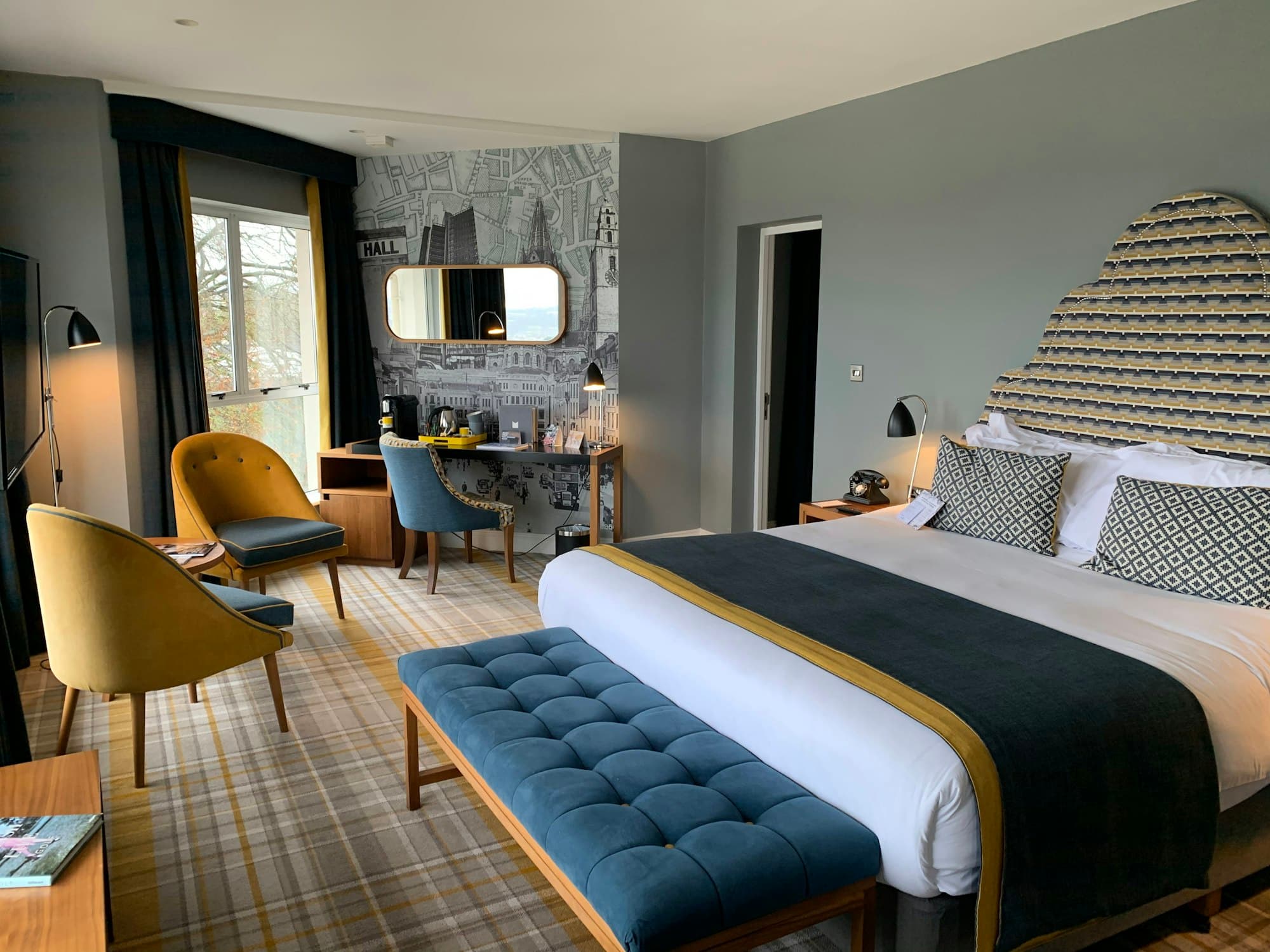 Chambre privilège avec lit king size et grande fenêtre