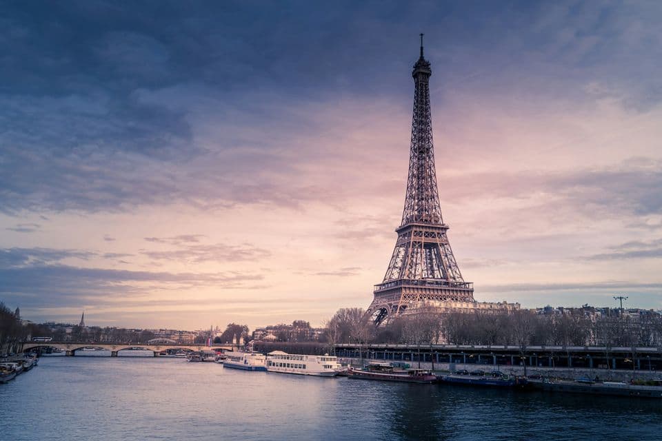 Vue d’une rue parisienne un matin de week-end