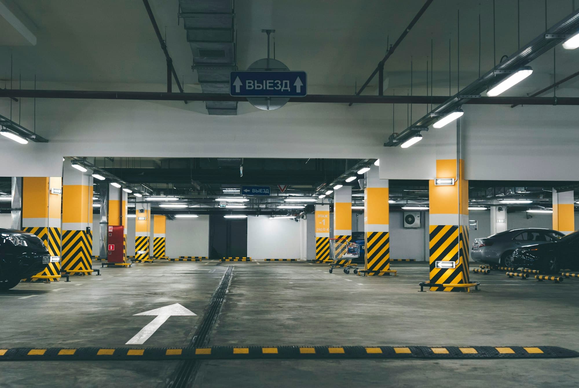 Parking souterrain privé éclairé