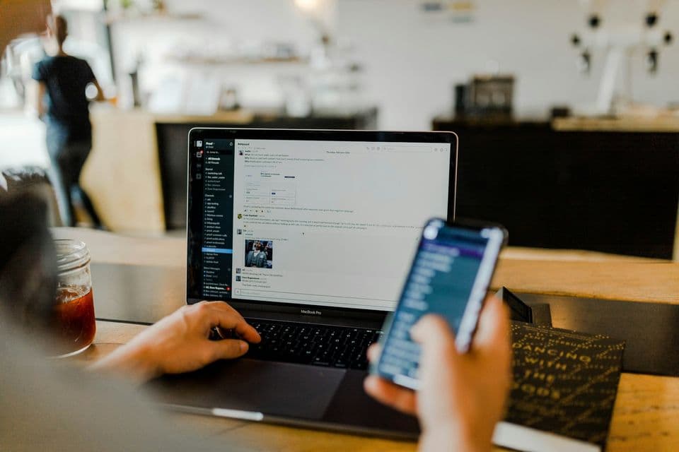 Ordinateur portable ouvert sur un bureau en bois